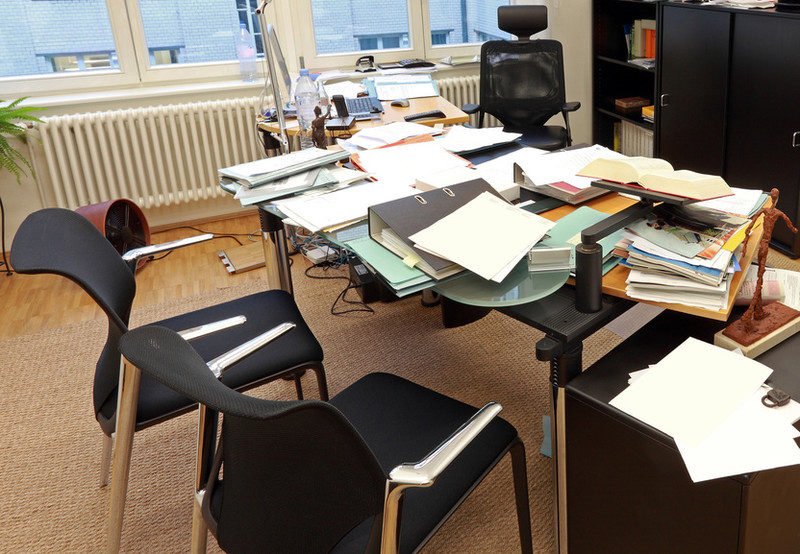 Chaos im Büro und auf dem Schreibtisch